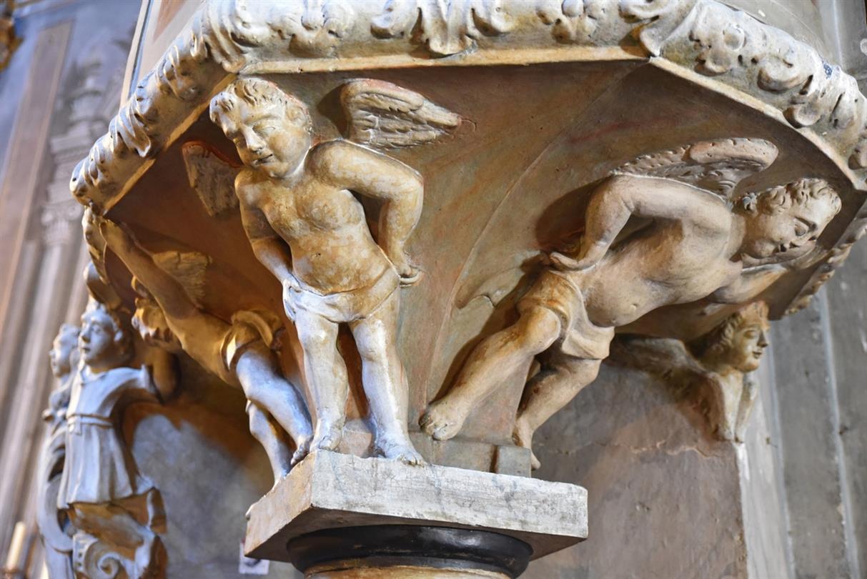 Anges sculptes de la chaire de l'eglise Saint Erasme Cervione  proche camping naturiste Corse