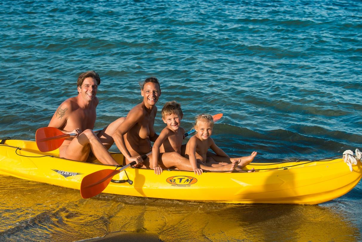Kayak activité nautique au centre de vacance Bagheera, camping corse naturiste