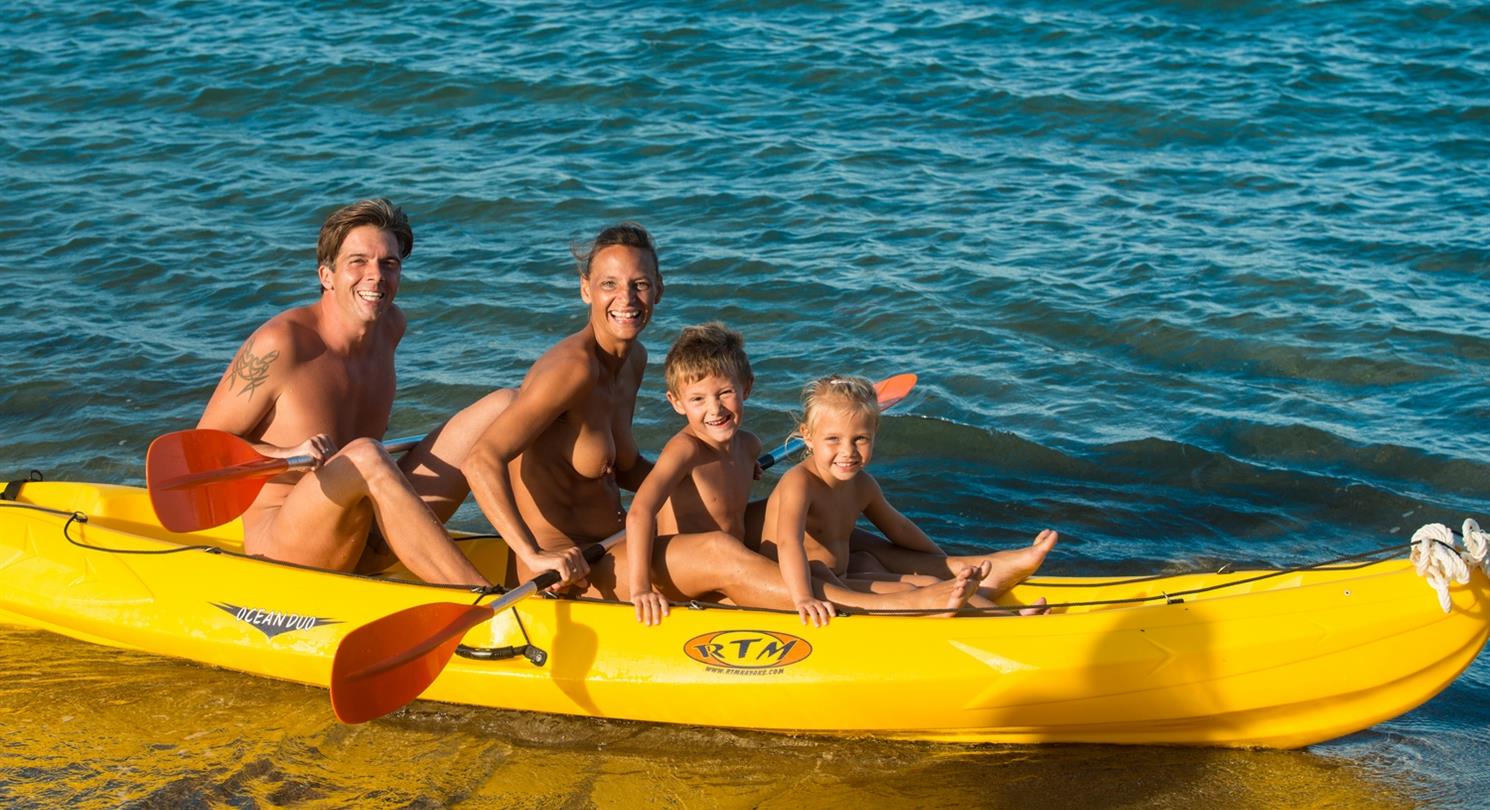 Location de kayak familial au camping naturiste corse, camping 4 étoiles au bord de la mer