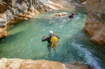 Excursion dans des canyons de Corse - Camping naturiste Corse 