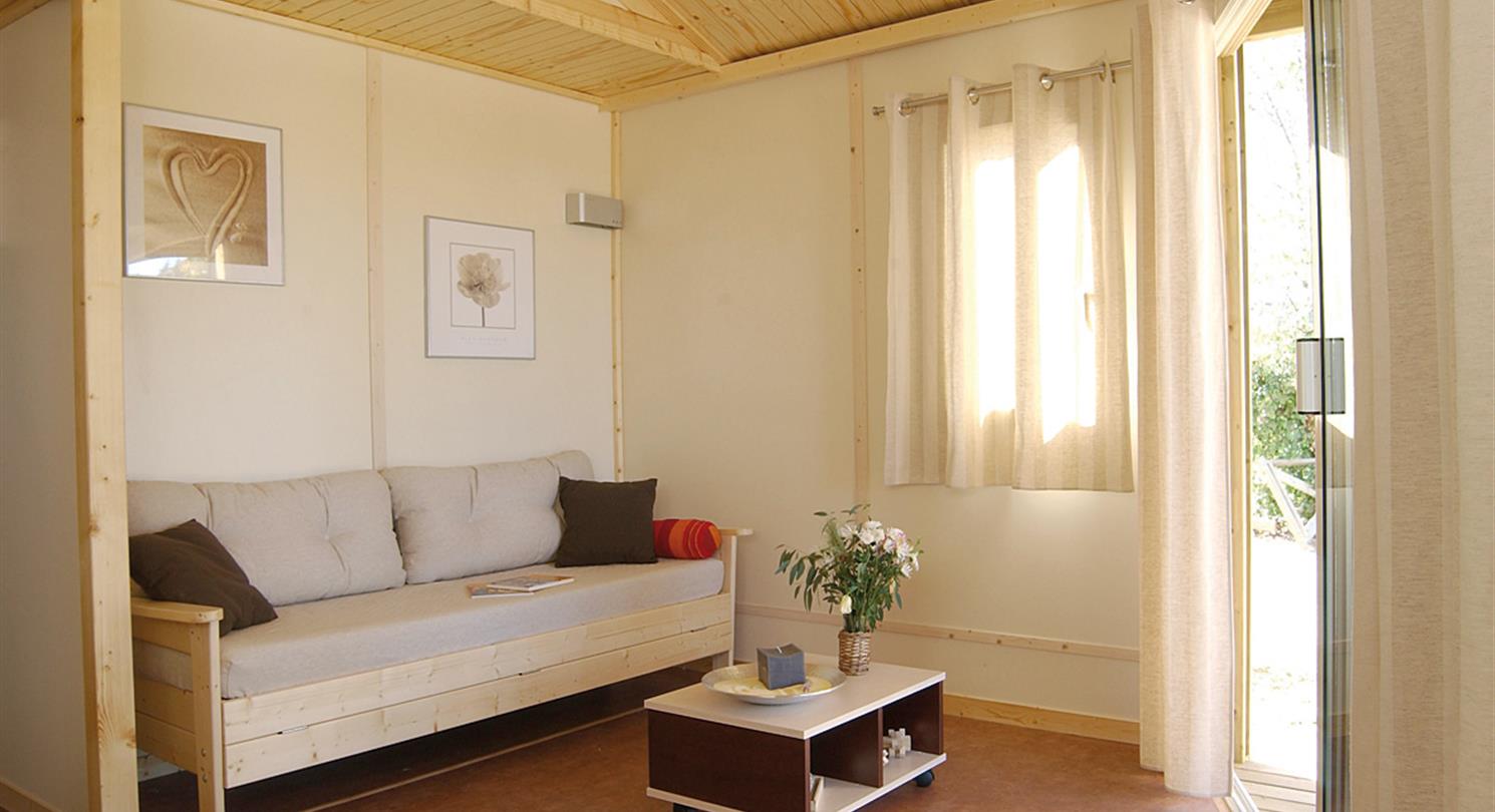 Location de chalet dans un camping naturiste en Corse, en bord de mer proche Aleria