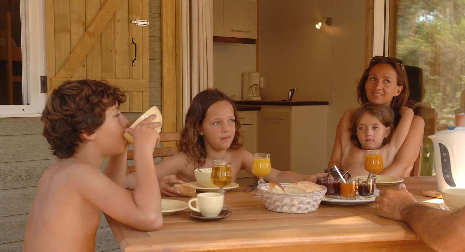 Camping naturiste Corse - Vos vacances naturistes en famille entre Bastia et Porto Vecchio
