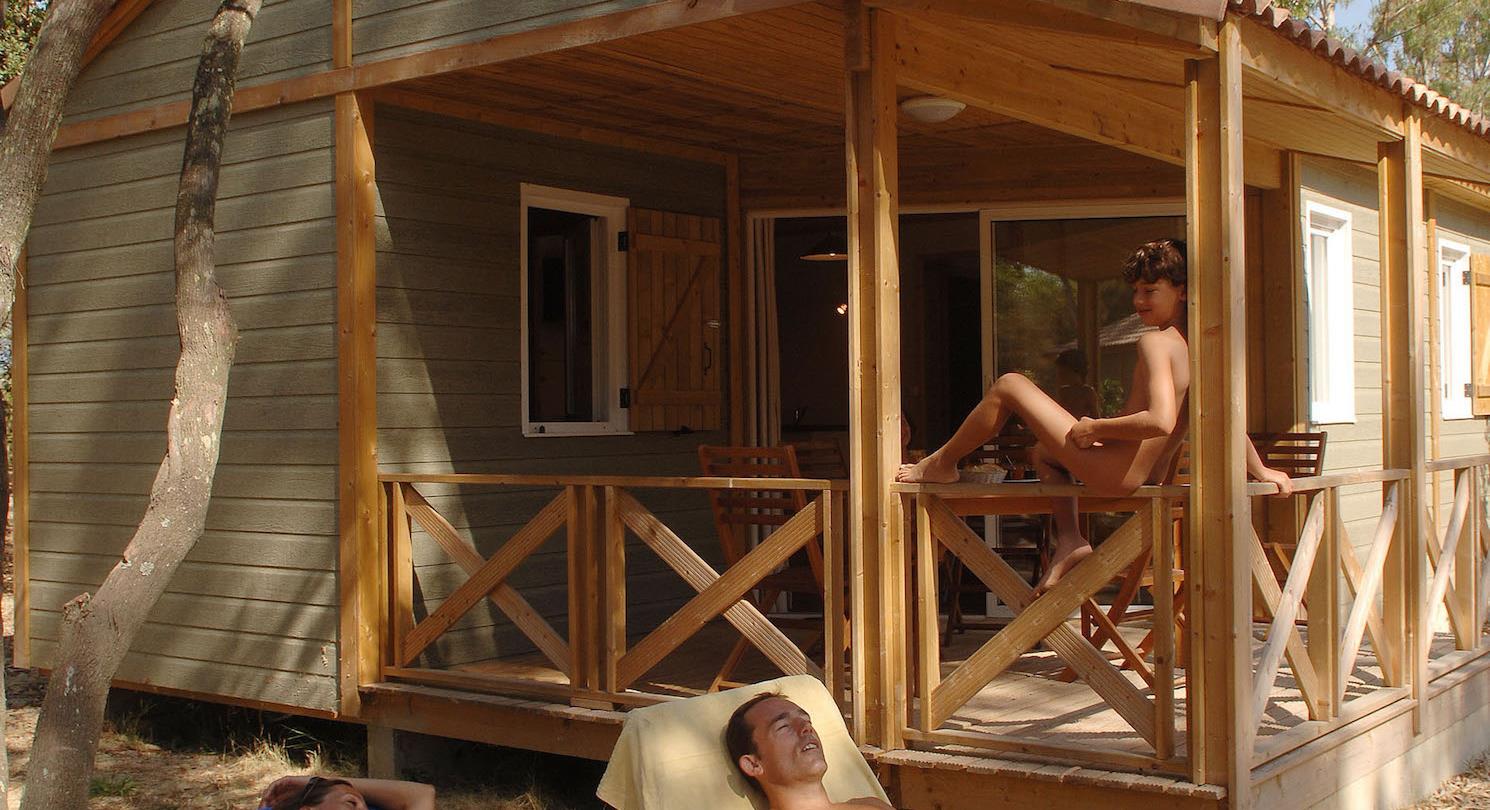 Vacances naturiste en chalet au bord de la mediterranée - Camping Corse 