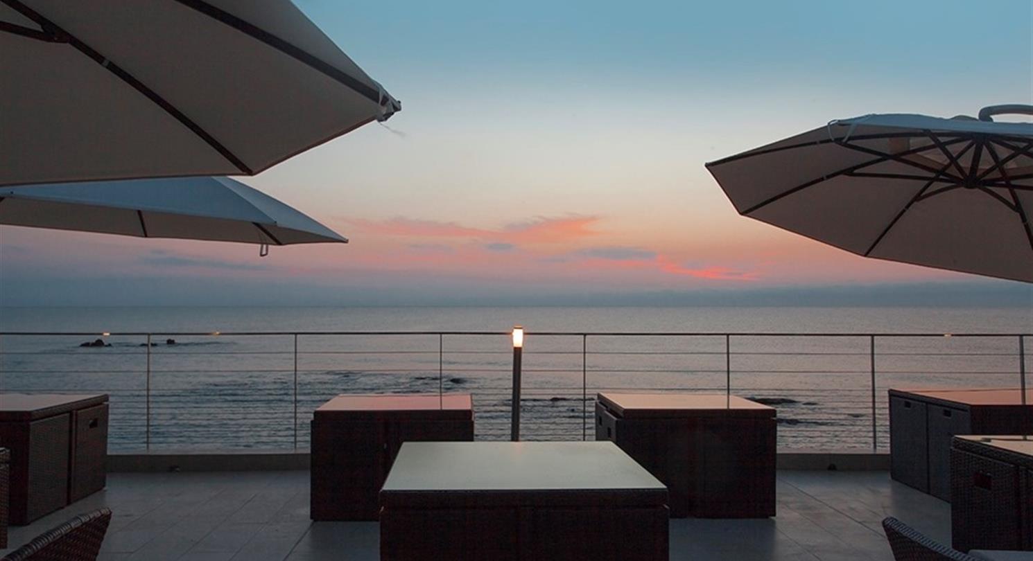 Restaurant vue mer Corse avec terrasse panoramique entre Bastia et Porto Vecchio - Camping naturiste corse