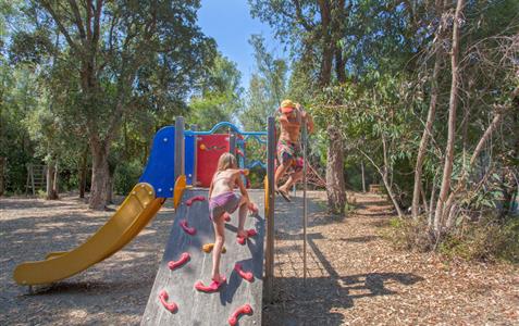 Aire de jeux enfants - camping naturiste corse 4 étoiles entre Batsia et Porto Vecchio