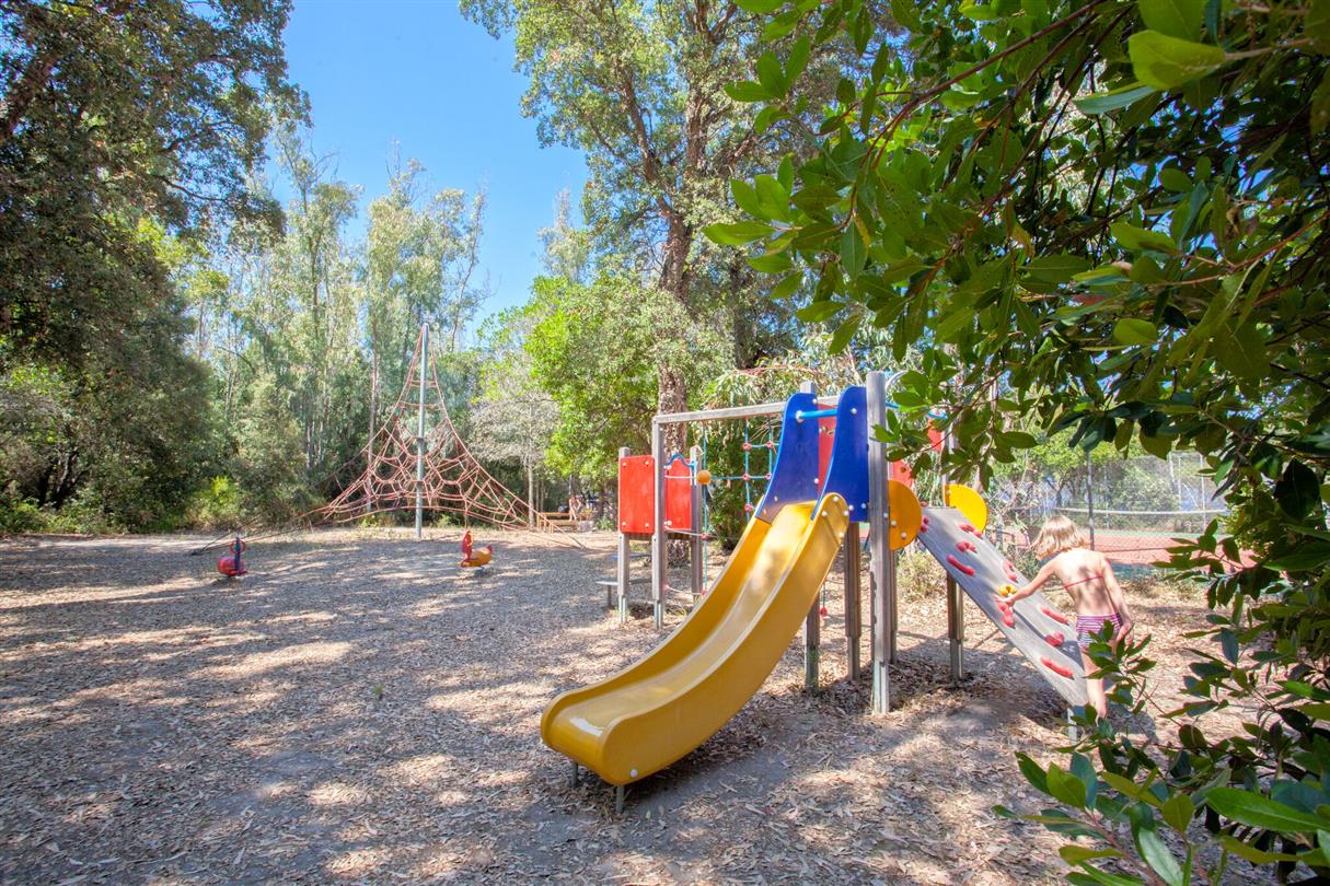 aire de jeux enfants - camping naturiste corse à proximite des plages naturistes de Corse 