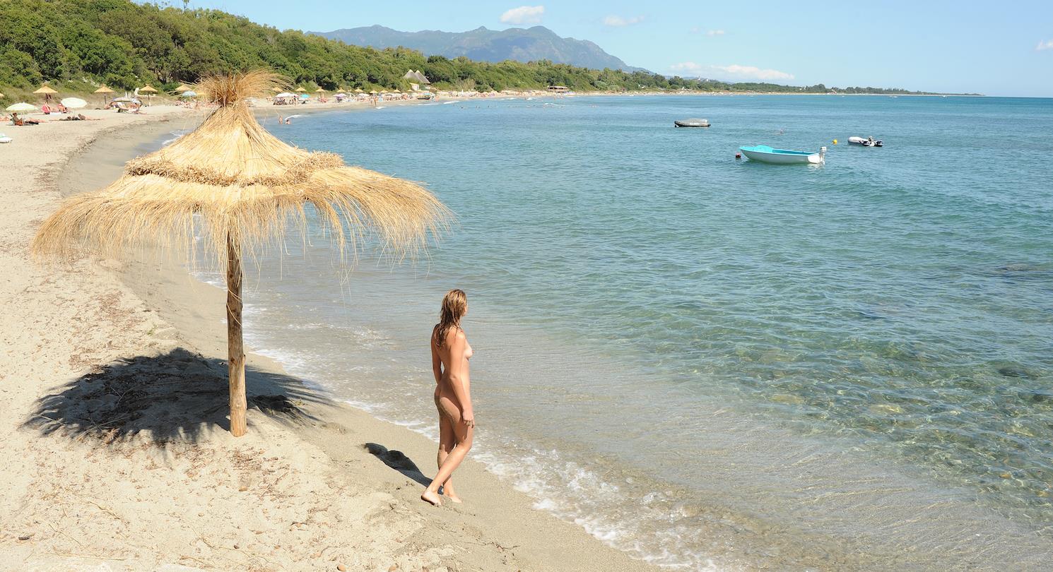 Parasol palmier sur la plage de Bagheera - Camping naturiste corse 