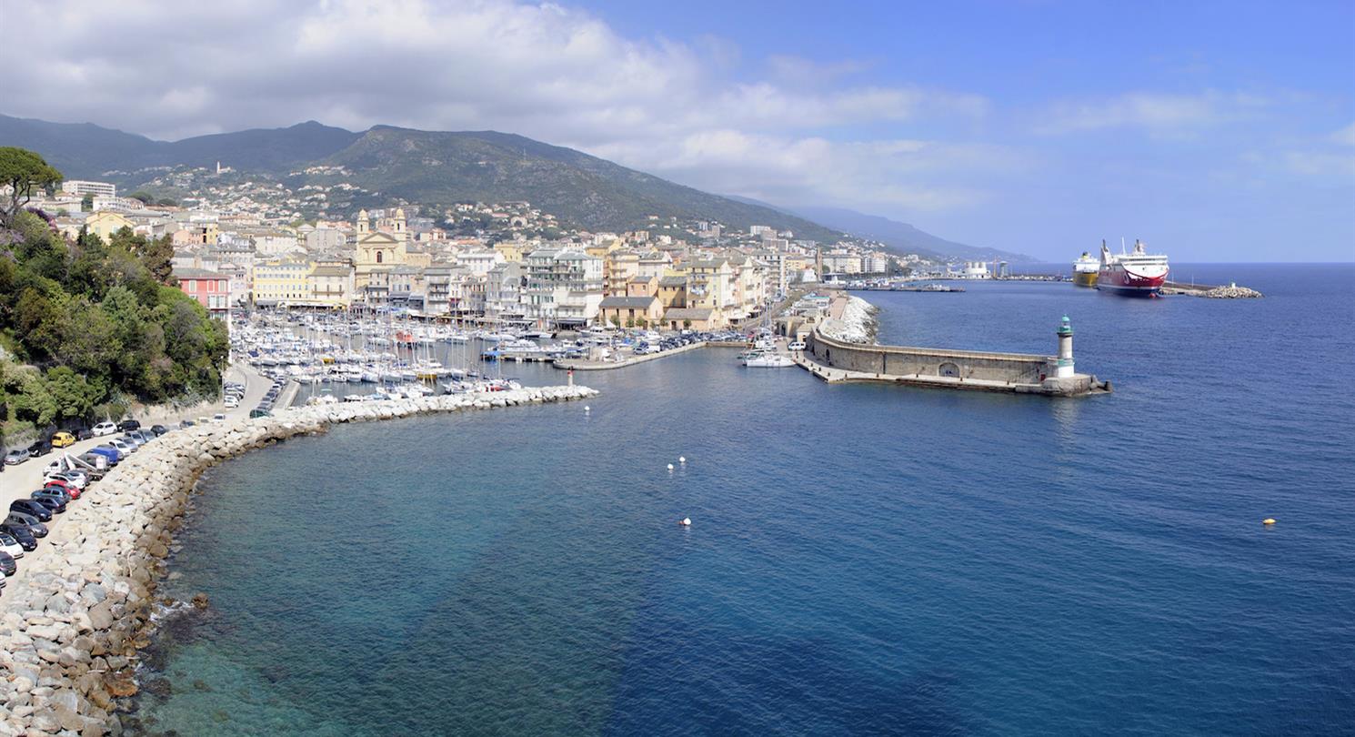 Port de Bastia - arrivée par bateau au Village Vacances de Bagheera, camping naturiste corse 