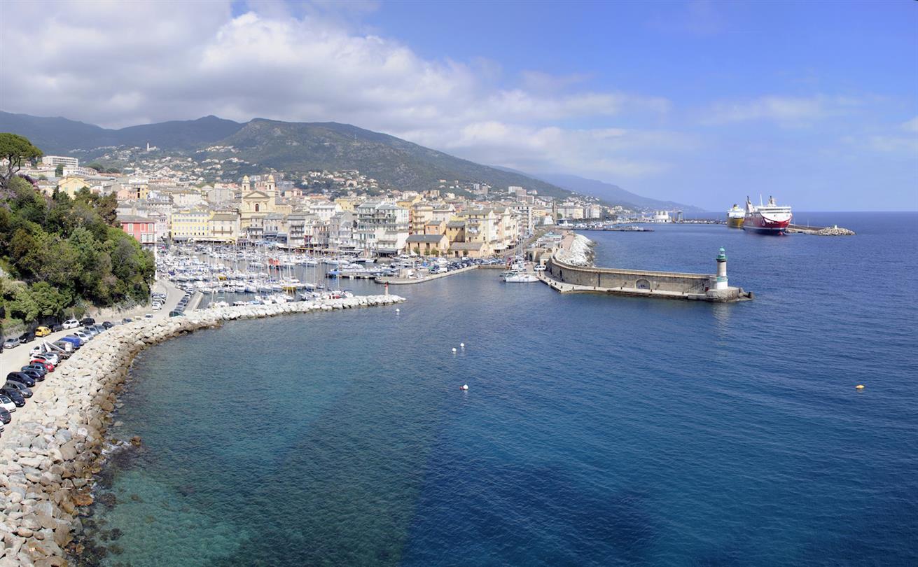 Port de Bastia - arrivée par bateau au Village Vacances de Bagheera, camping naturiste corse 