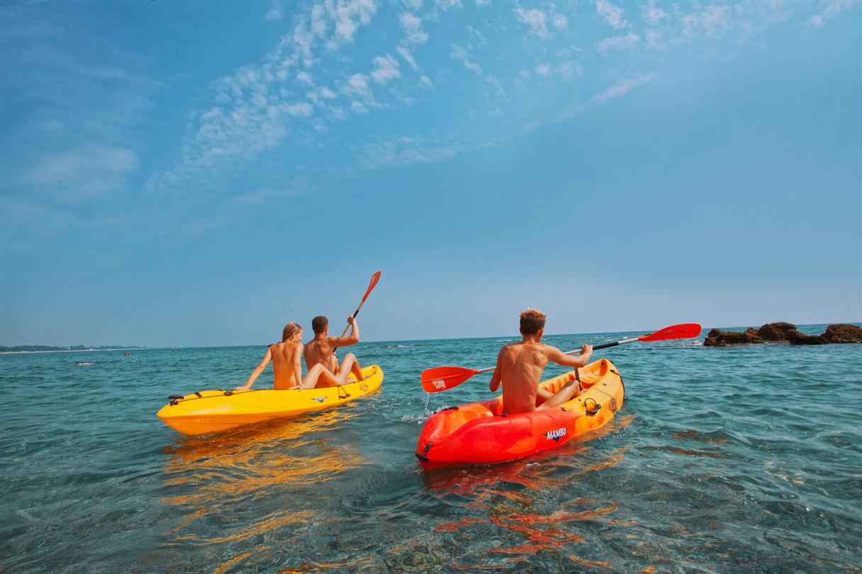 Kayak au camping naturiste corse - activités nautiques au domaine naturiste Bagheera 