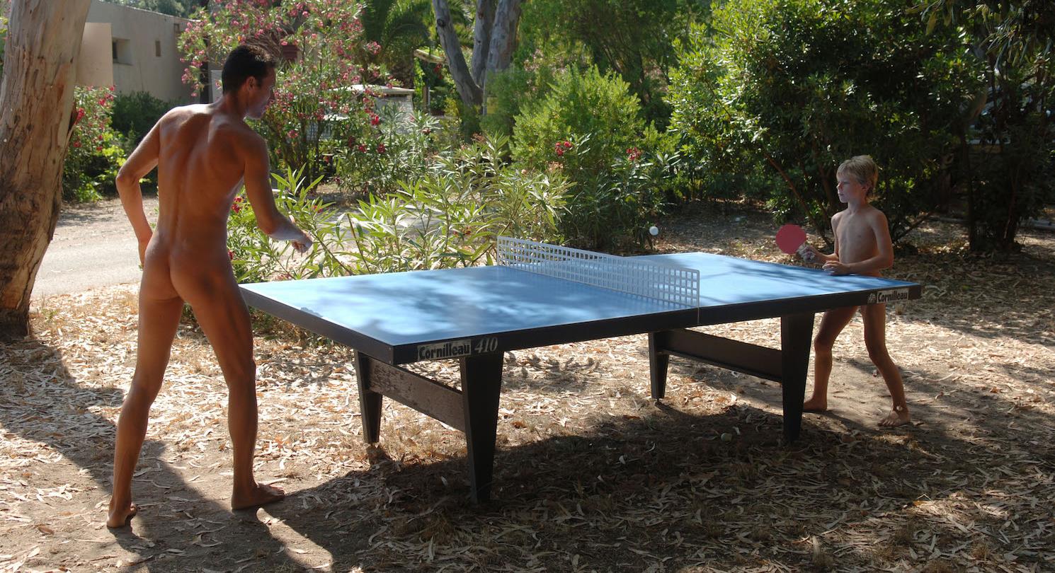 Tables de Ping Pong au Domaine Naturiste de Bagheera, camping naturiste corse 