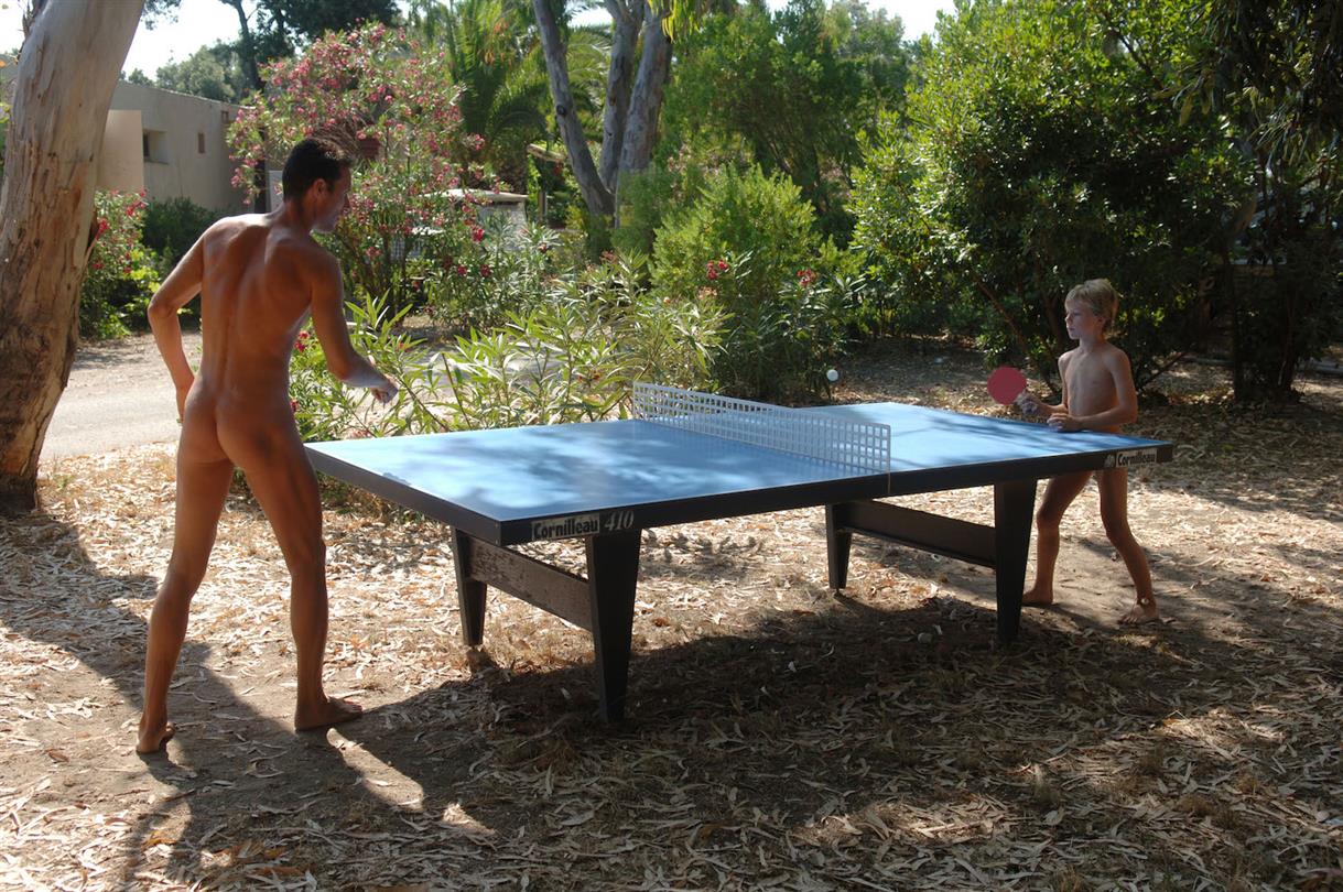 Tables de Ping Pong au Domaine Naturiste de Bagheera, camping naturiste corse 