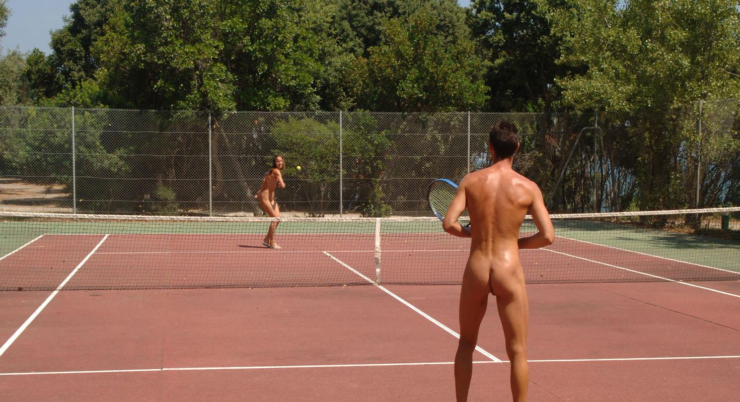 tennis dans camping naturiste en Corse 