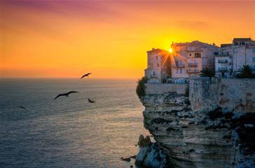Decouvrir Bonifacio, les iles Lavezzi, les plages en vacances en Corse du Sud - Domaine de Bagheera, camping naturiste corse 4 étoiles