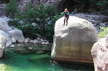 Canyoning au canyon de Bavella en Corse du Sud - Domaine de Bagheera, camping naturisme corse