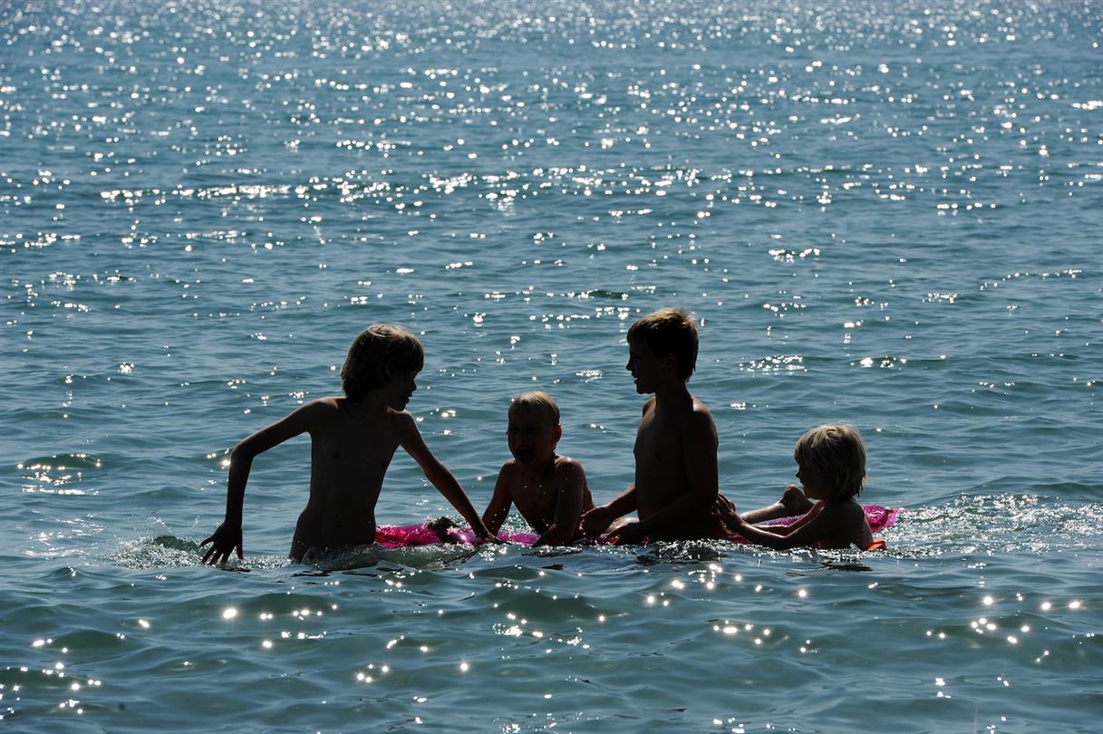 Jeux et activités nautiques à la résidence de tourisme naturiste - Domaine de Bagheera, camping naturiste corse