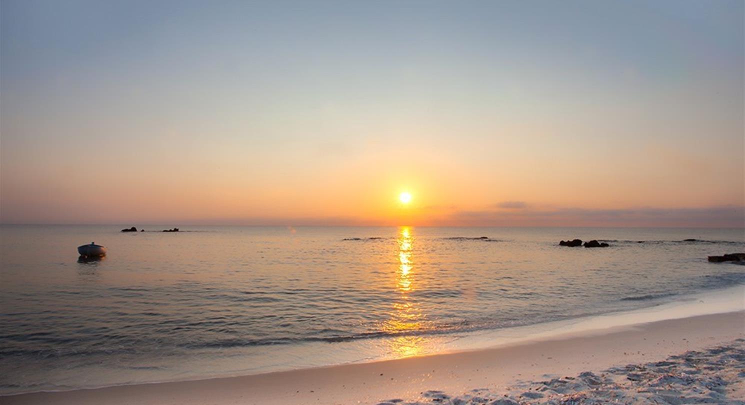 Coucher de soleil plage de Bagheera en Corse - camping naturiste corse