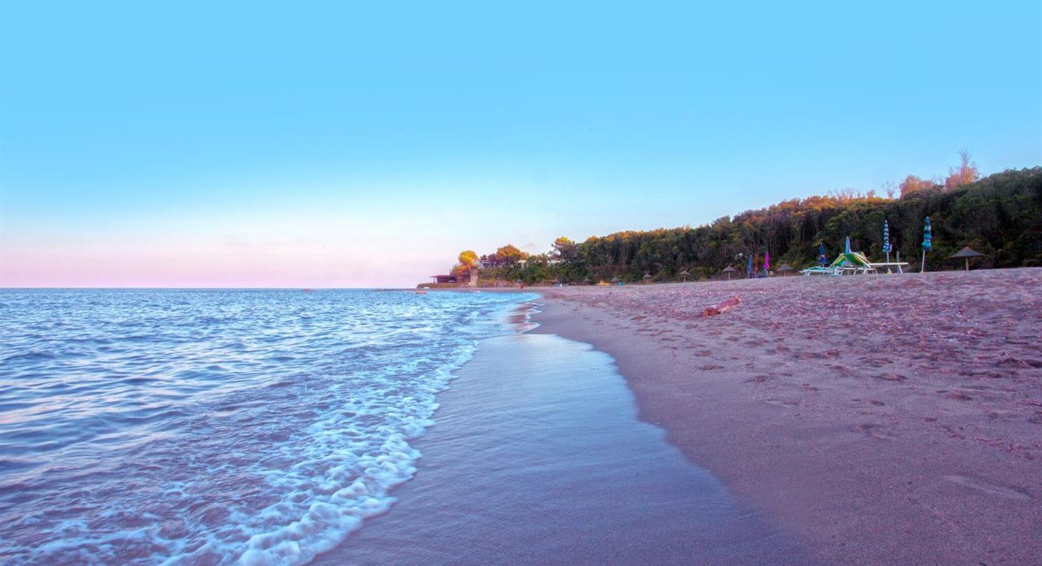 Début de soirée plage en Corse - Camping naturiste corse 