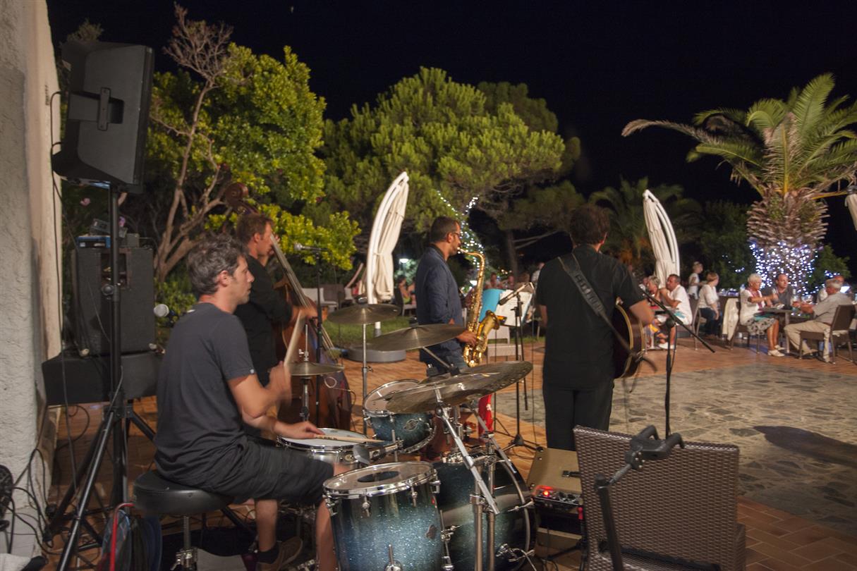 Concert au domaine de Bagheera, séjour naturiste corse