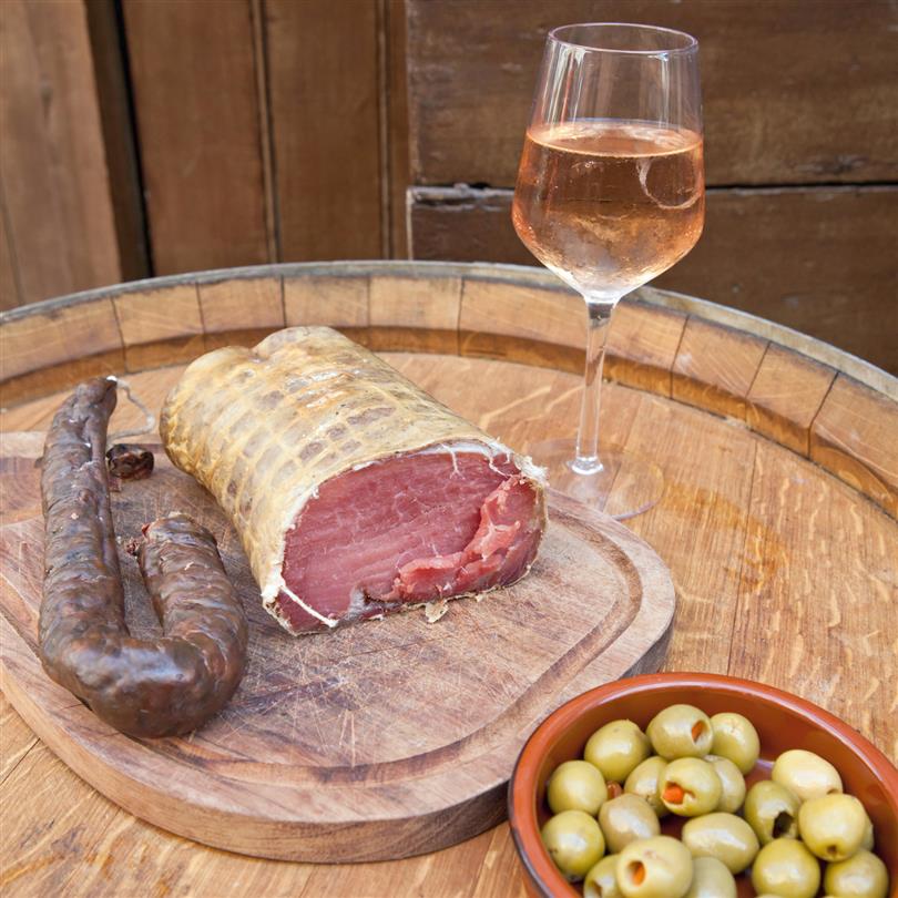 Vins et charcuterie Corse - Sejour au domaine de Bagheera, camping naturiste