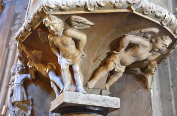 Anges sculptes de la chaire de l'eglise Saint Erasme Cervione  proche camping naturiste Corse