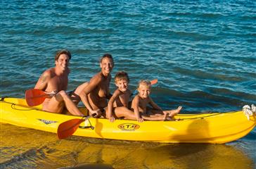 Location de kayak familial au camping naturiste corse, camping 4 étoiles au bord de la mer