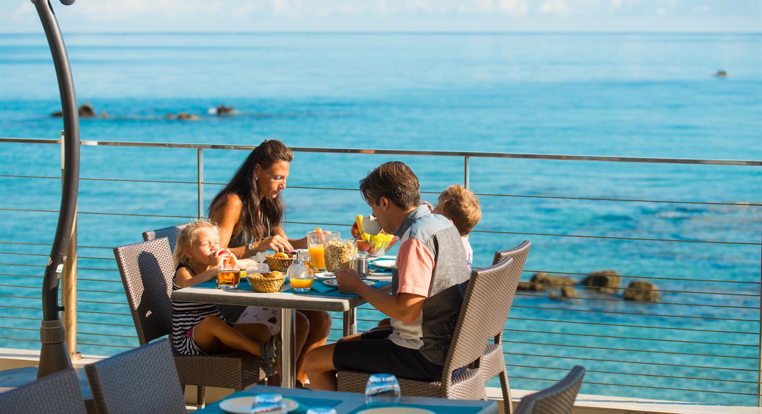 Petit déjeuner avec vue sur la mer - Domaine de Bagheera, camping naturiste 