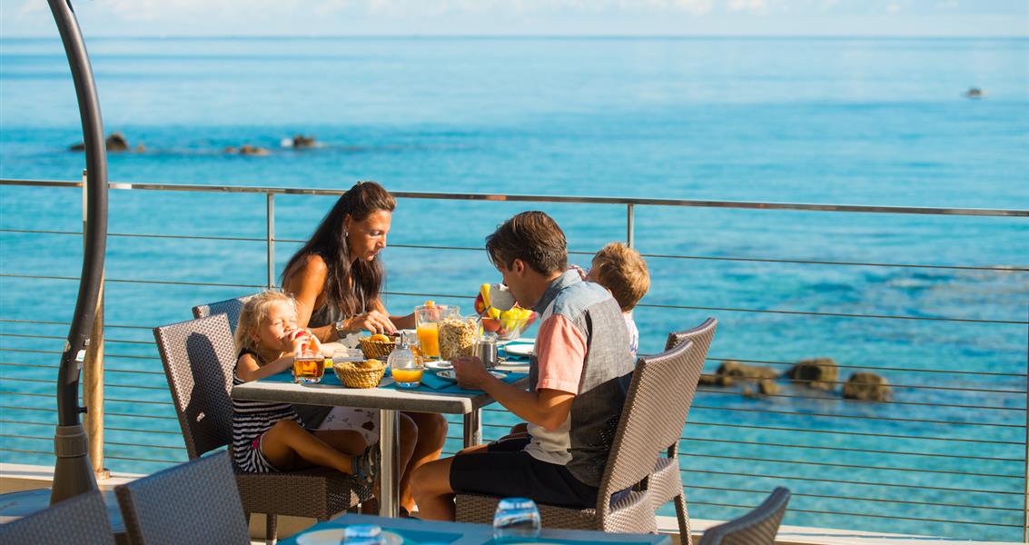 Petit déjeuner avec vue sur la mer - Domaine de Bagheera, camping naturiste 