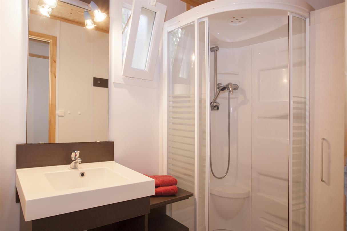 Salle de bain Chalet Confort - Bagheera, camping naturiste - Offre printemps