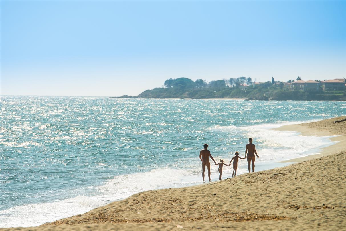 Plage pour naturiste au domaine naturiste Bagheera - camping naturiste corse 