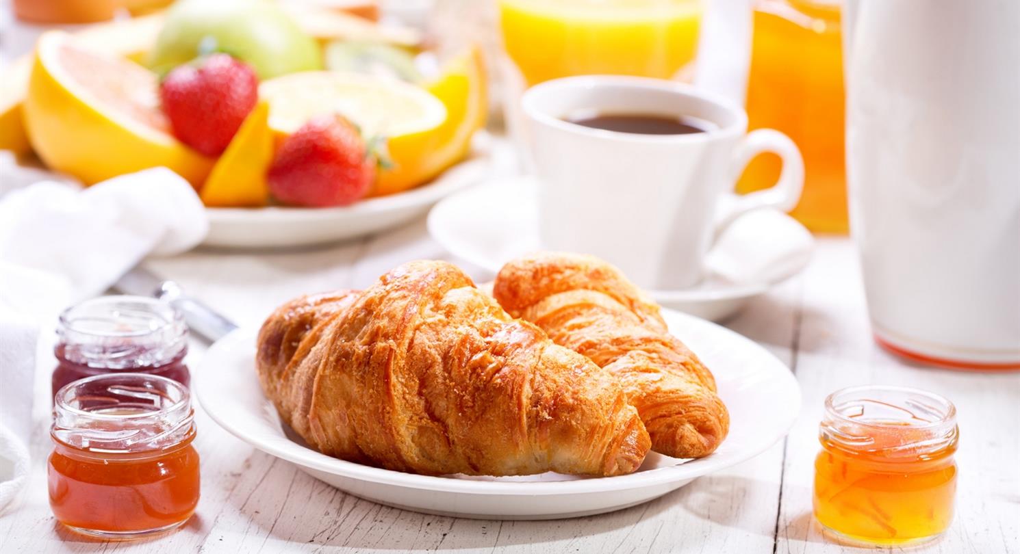 Petit dejeuner au restaurant bord de mer du camping naturiste corse 4 étoiles de Bagheera