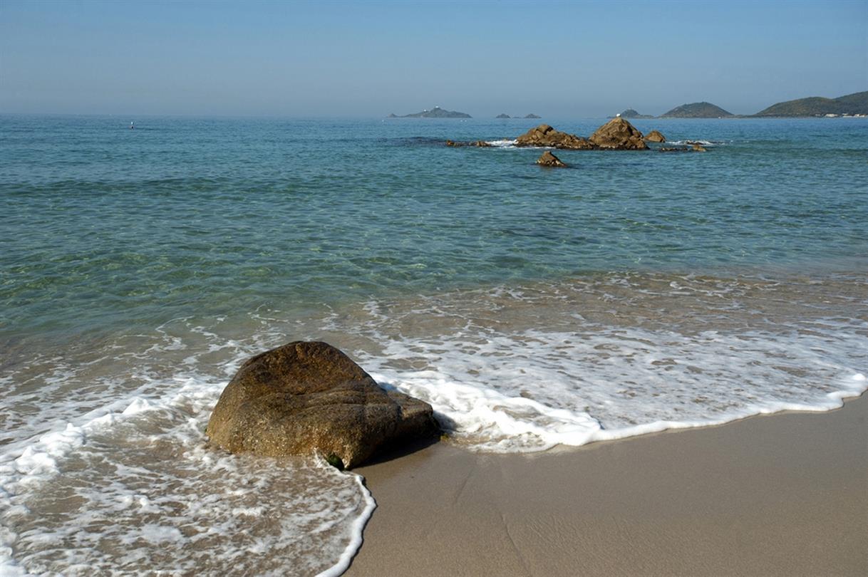 Plage Ajaccio - Domaine de Bagheera, camping naturiste corse Crédit photo JC Attard