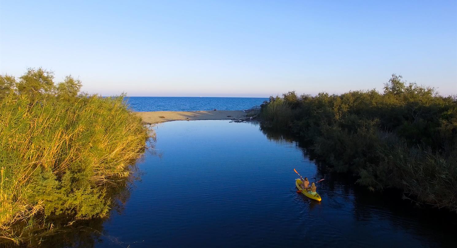 étang avec vue sur le mer mediterranee - Domaine de Bagheera, camping naturiste corse