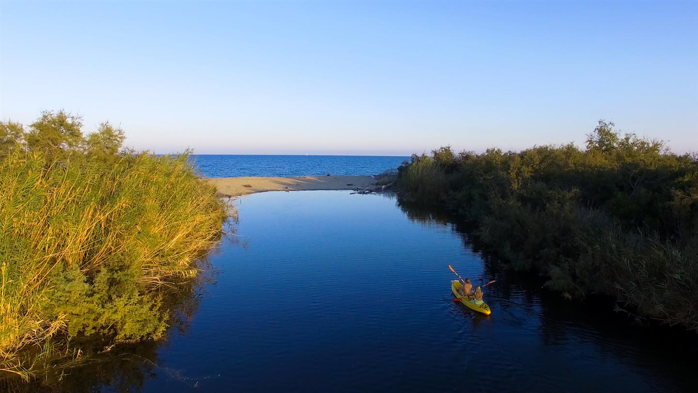 étang avec vue sur le mer mediterranee - Domaine de Bagheera, camping naturiste corse