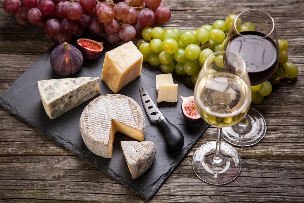Plateau de fromages accompagne de vin - Camping naturiste Corse 4 etoiles Bagheera