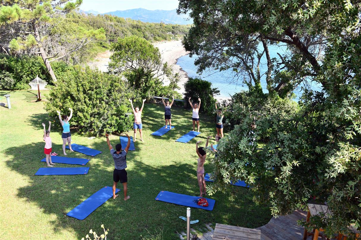 Cours de streching - camping naturiste corse bord de mer 