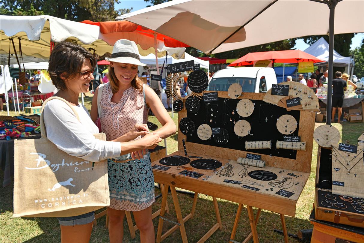 Marché de Bravone Linguizzetta 5km, proche camping naturiste corse