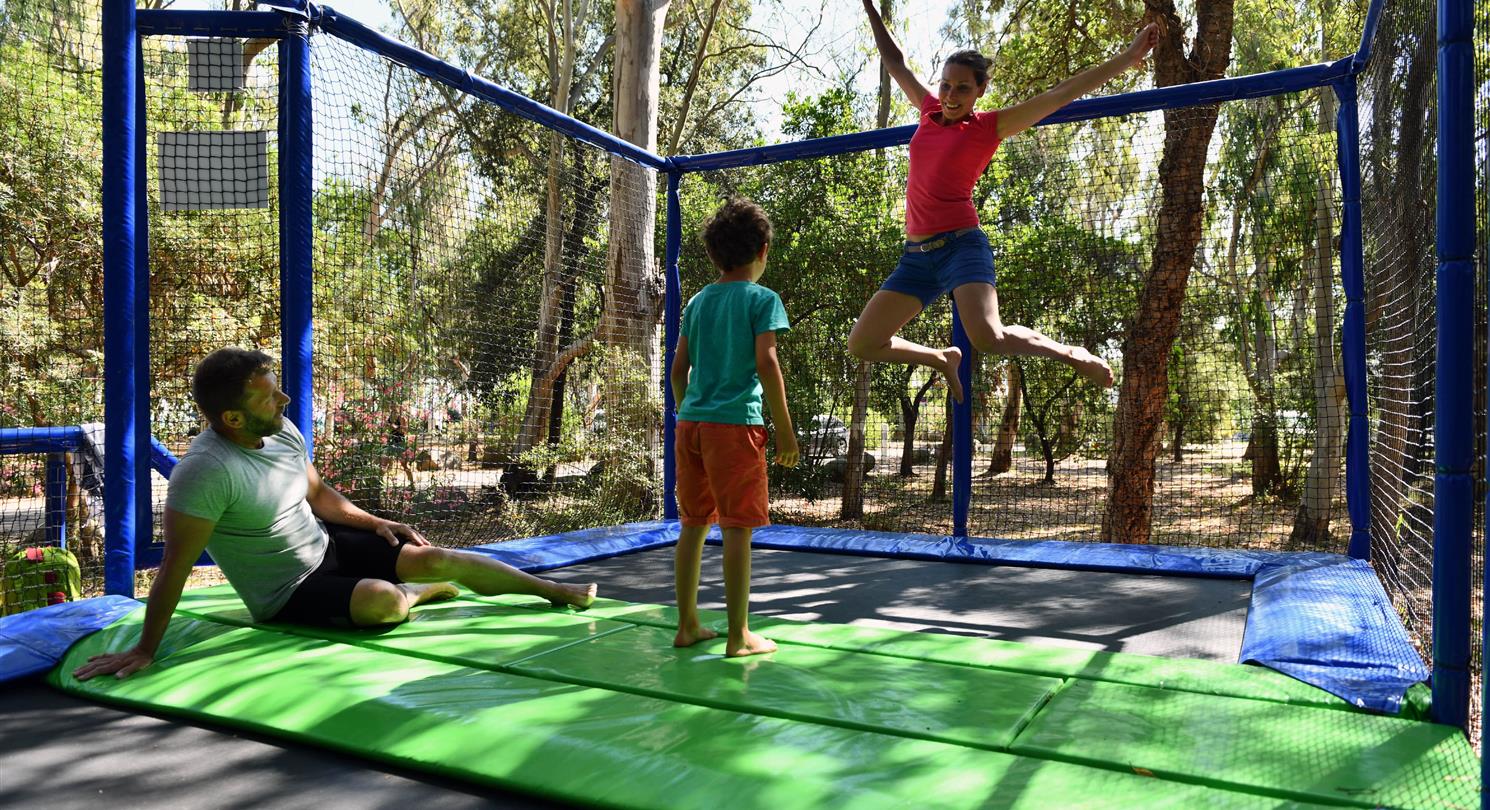 Trampoline en famille - Camping naturiste Corse