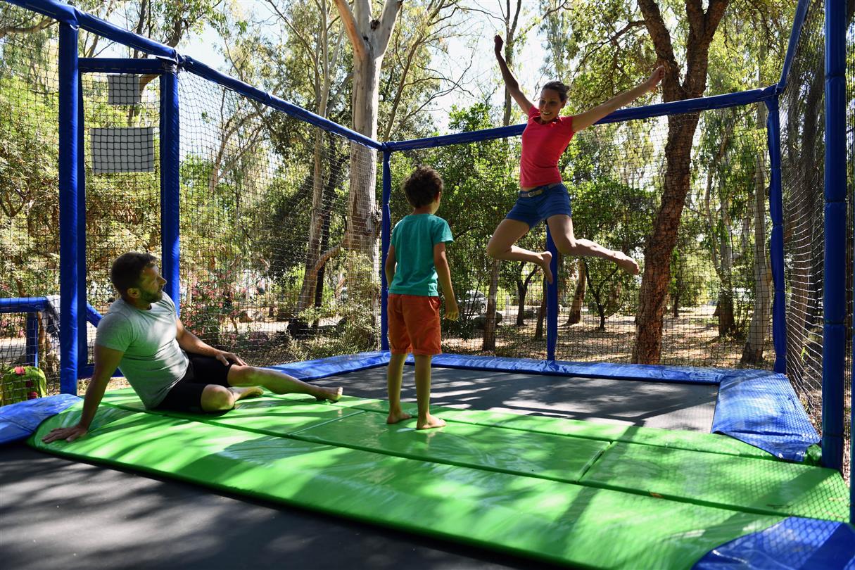 Trampoline en famille - Camping naturiste Corse