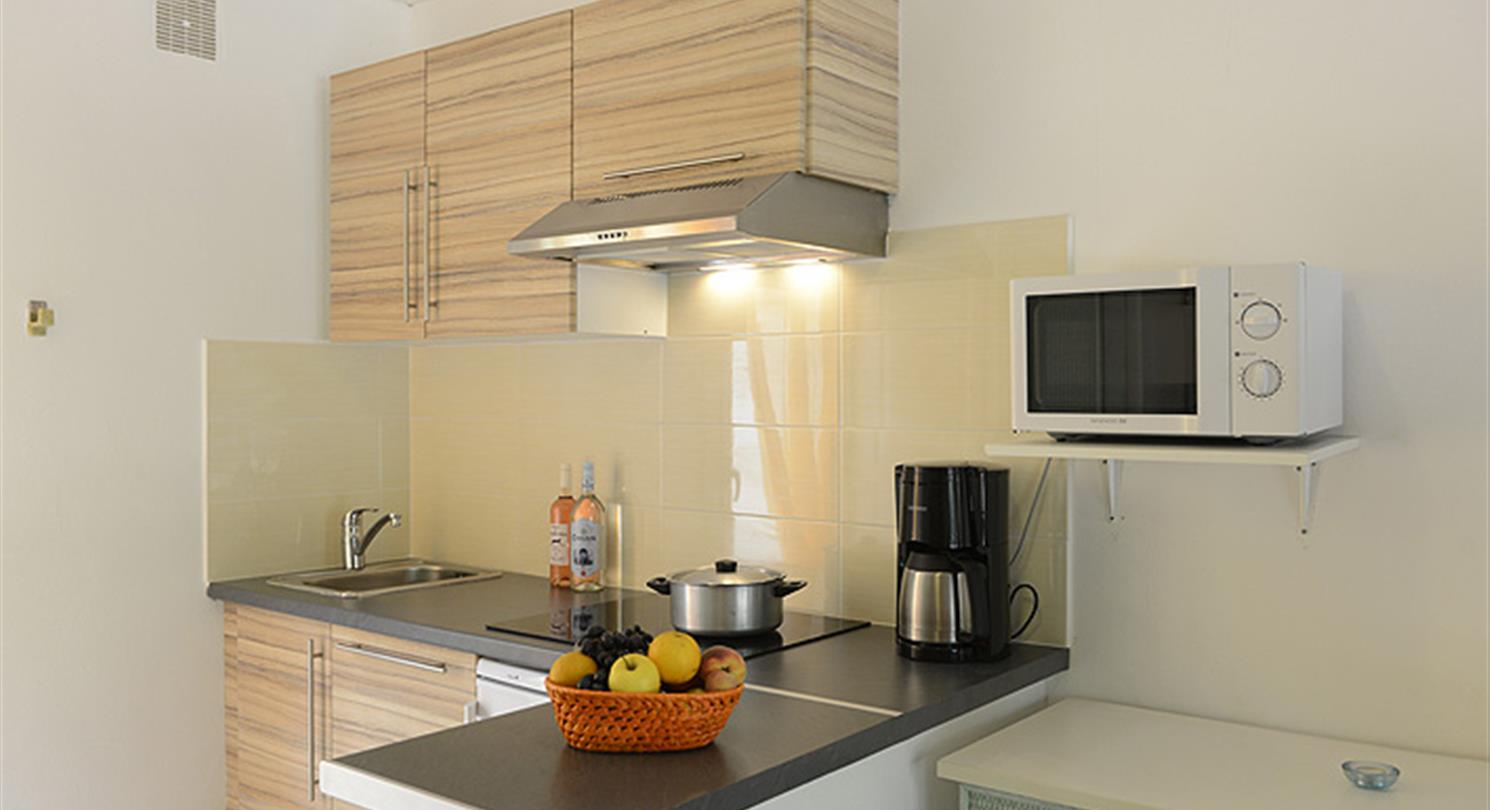 Cuisine du studio, villa, dans résidence et camping naturiste en corse, proche plage nudiste