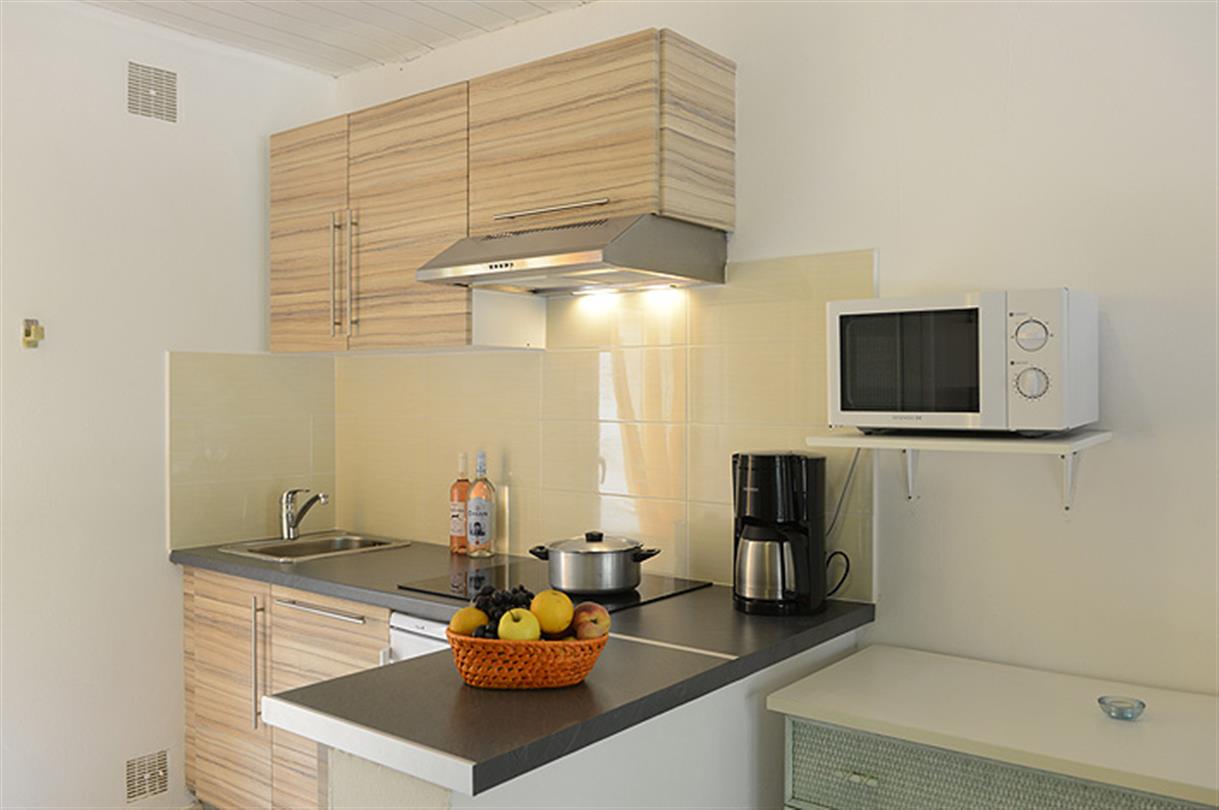 Cuisine du studio, villa, dans résidence et camping naturiste en corse, proche plage nudiste