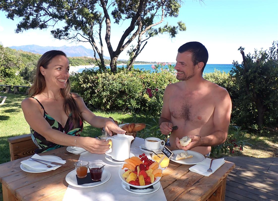 Petit déjeuner complet sur la terrasse du restaurant Bagheera en bord de mer