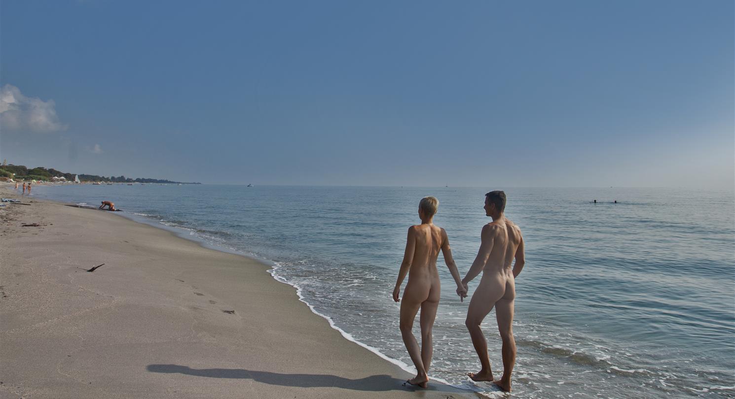 Ballade sur la long plage de sable fin de 3 km bagheera villgage de vacances