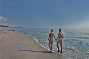 Ballade sur la long plage de sable fin de 3 km bagheera villgage de vacances