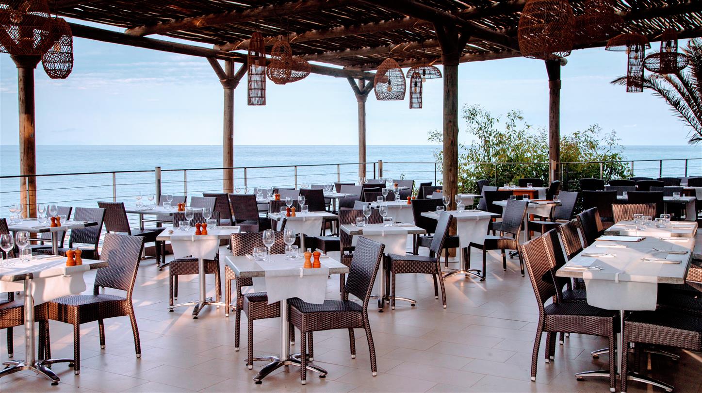 Terrasse du restaurant vue mer Aleria ouvert de Mai a Septembre - Domaine de Bagheera