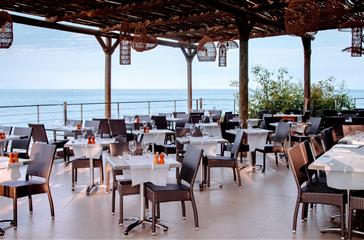 Terrasse du restaurant vue mer Aleria ouvert de Mai a Septembre - Domaine de Bagheera
