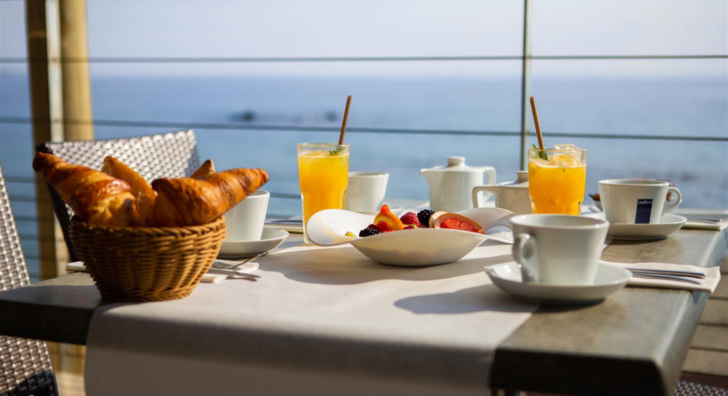 Petit dejeuner au restaurant bord de mer du camping naturiste corse 4 étoiles de Bagheera