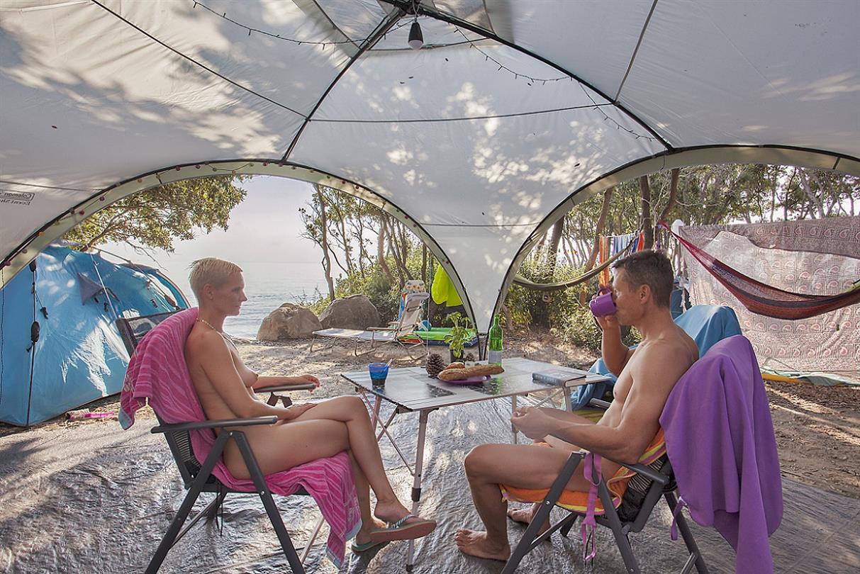 Emplacements camping bord de mer naturiste 4 Etoiles Corse, Linguizzetta - Domaine de Bagheera