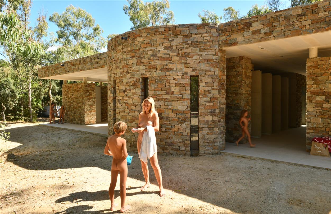 Emplacements camping bord de mer naturiste 4 Etoiles Corse, Linguizzetta - Domaine de Bagheera