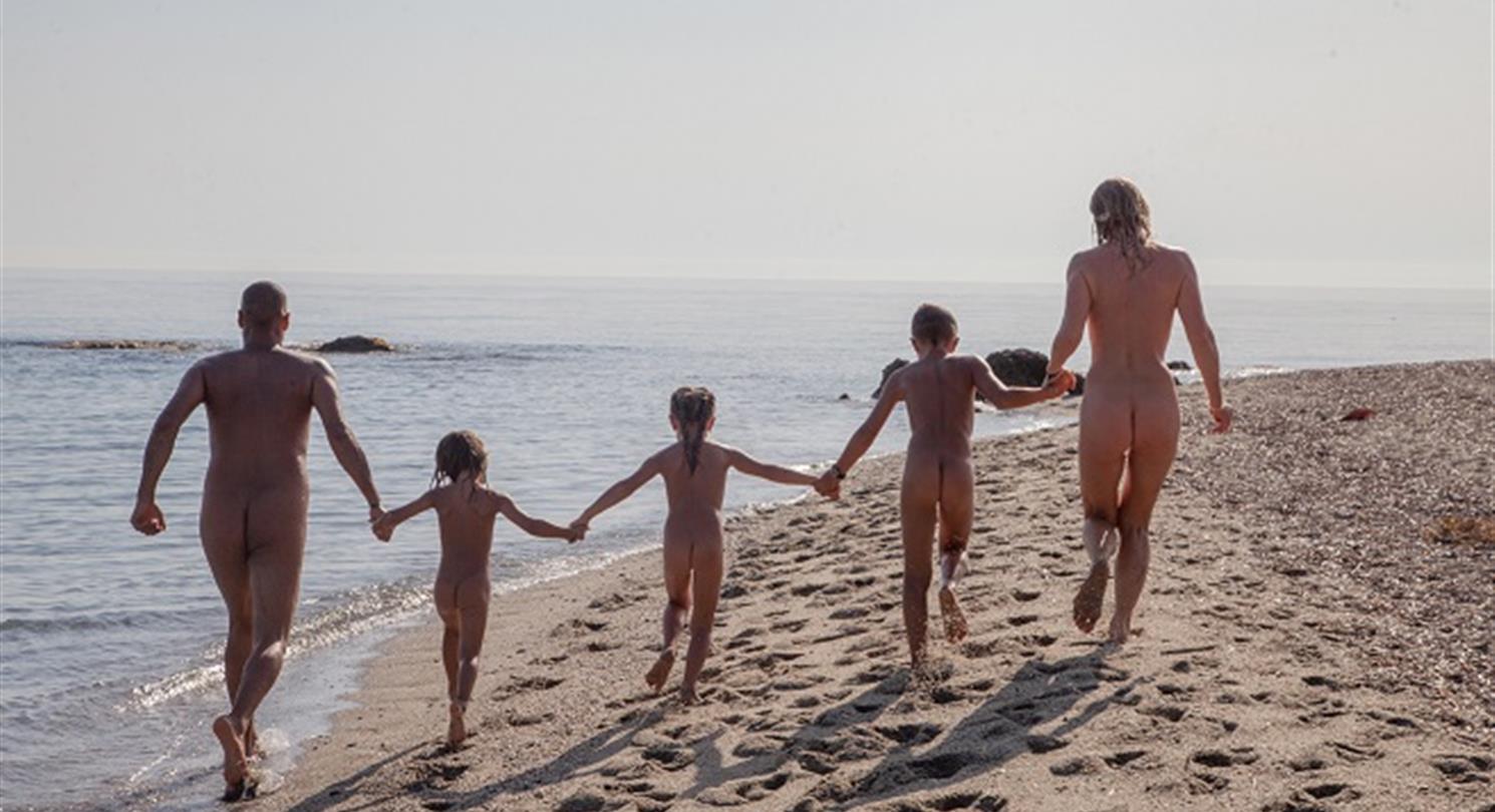 Location emplacement camping car camping naturiste Corse 